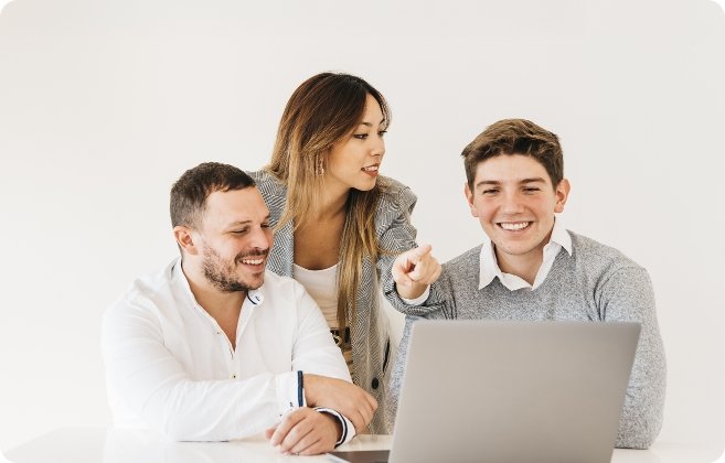 colleagues-teaching-trainee-office